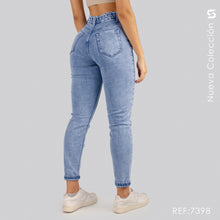 Cargar imagen en el visor de la galería, Mom Jeans Tiro Alto Pretina Resortada S7398