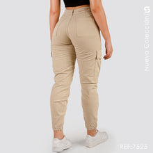 Cargar imagen en el visor de la galería, Pantalón Mom Fit Cargo Tiro Alto S7525
